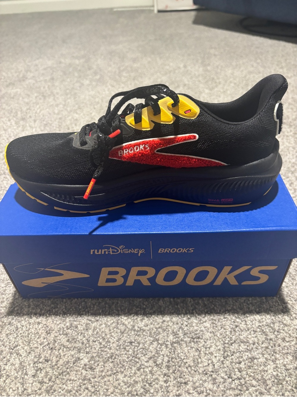Brooks Women’s Ghost17 RunDisney Mickey Mouse (9) - Picture 3 of 7
